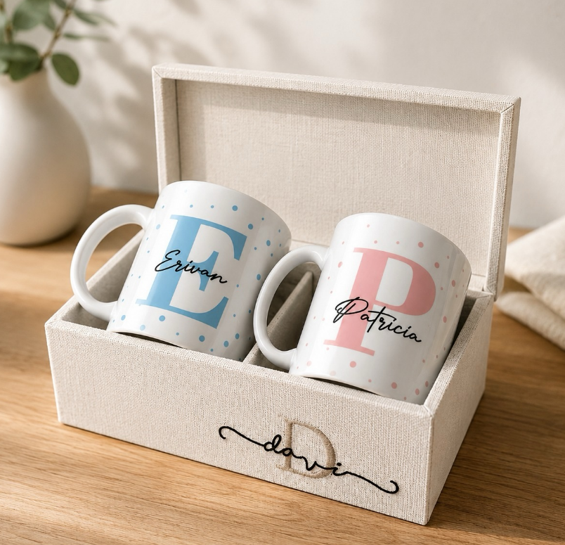 Duas canecas personalizadas com nomes em uma caixa de presente
